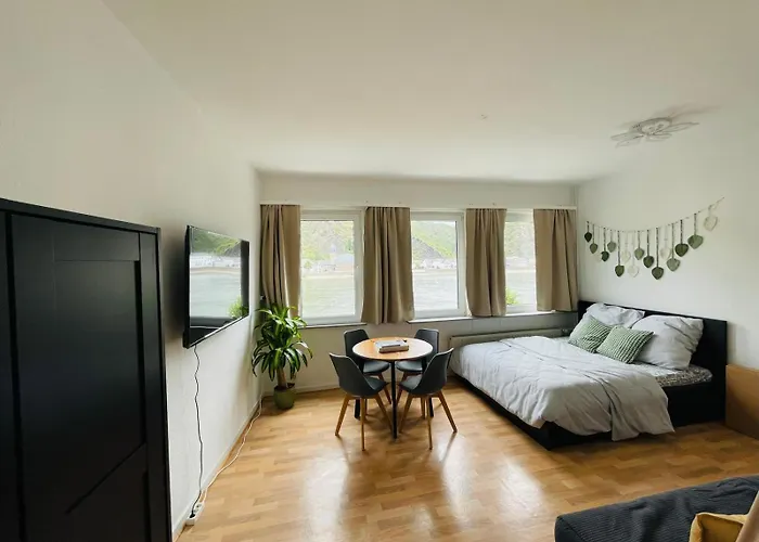 Rheinromantik Mit Blick Auf Die Burg Katz, Bis 4P