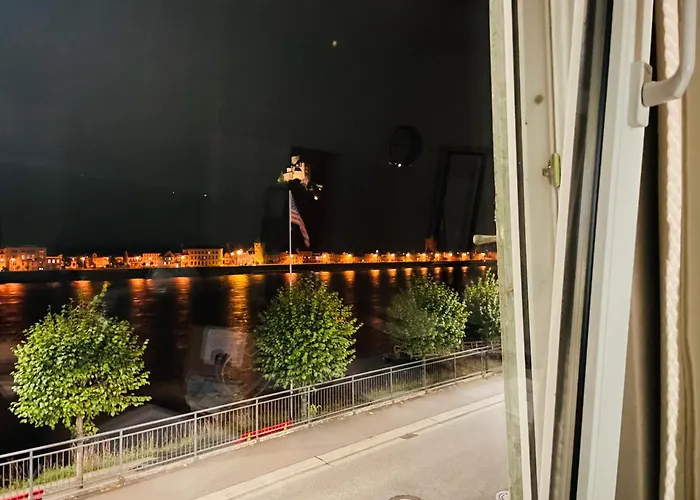 Rheinromantik Mit Blick Auf Die Burg Katz, Bis 4P